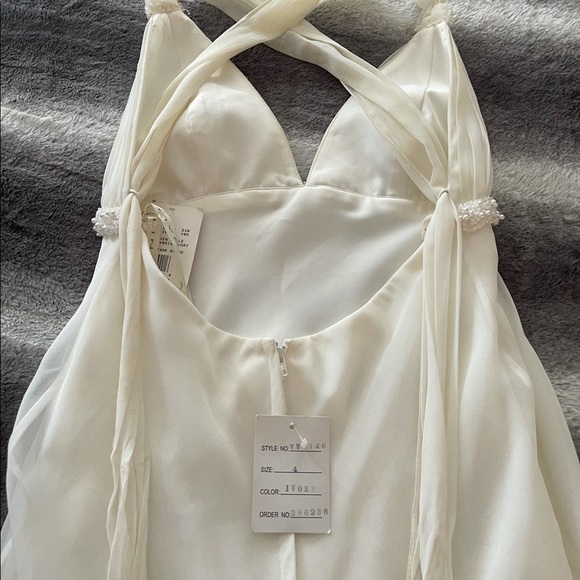 Stunning ivory wedding dress - Picture 4 of 8